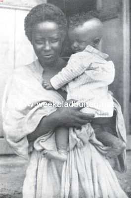 Ethiopi, 1935, Onbekend, Moeder en kind in Abessini. Het kind heeft de typische haardracht  van de jongens in het land