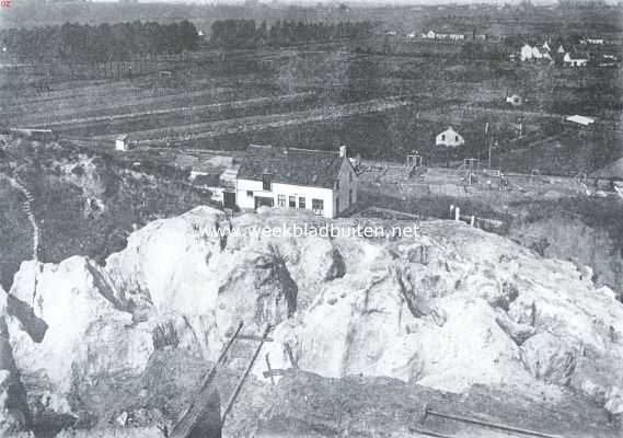 Limburg, 1935, Maastricht, Uitzicht van den St. Pietersberg over het Jekerdal. Op den voorgrond blootgelegd mergeloppervlak met een aantal der daarin voorkomende zgn. aardpijpen