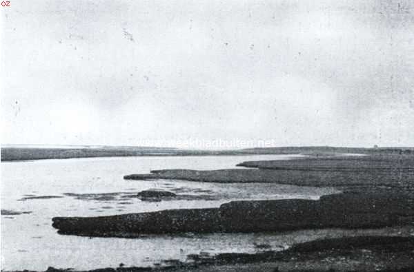 Zeeland, 1935, Cadzand, Naar Nederlands laatste grenspaal aan de Wielingen. Het Zwin, van den dijk, die het in 't zuiden afsluit, gezien. Men ziet duidelijk aan den zeekant de onderbroken duinenrij; rechts Nederlands, links Belgi's duinen