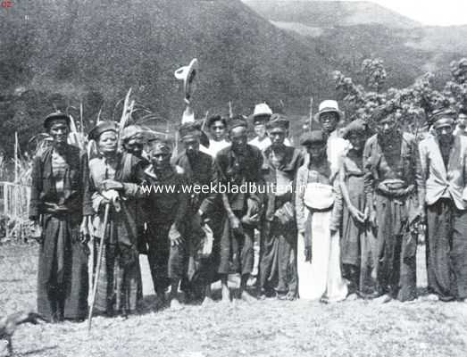 Indonesi, 1935, Onbekend, Het Tobameer. Oude mannen en vrouwen uit het dorp Bagei aan het Tobameer