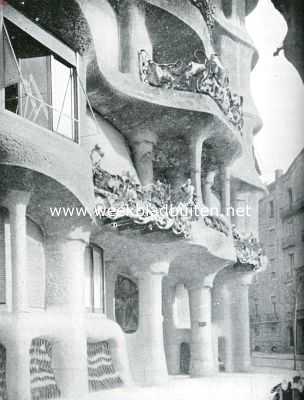 Spanje, 1935, Barcelona, Naar Barcelona. Bizar modern gebouw op de 