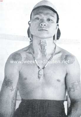 Indonesi, 1935, Onbekend, Tatoeeren. Getatoeerde man der Apo Kajan, op de grens van Nederl. en Britsch Borneo