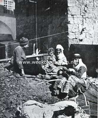 Libanon, 1935, Beiroet, De Nomaden van Beiroet. Verarmde Koerden te Beiroet. Men lette op het prachtige schort, dat de vrouw op den voorgrond draagt