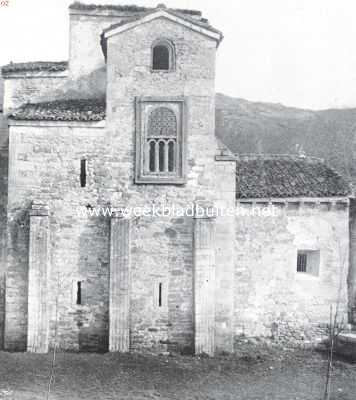 Spanje, 1935, Oviedo, Oviedo, de oude hoofdstad van Asturi. San Miguel de Lino, duizend jaar tegen de heuvels van Oviedo geleund