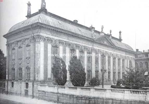 Riddarhuset, het paleis van den adel, het mooiste 17e eeuwsche gebouw te Stockholm, werd uitgevoerd naar de plannen van Simon de la Valle. In den standentijd waren hier de vergaderingen van de adel, die nu om de drie jaar hier nog bijeenkomt