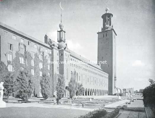 Stockholm. Zijgevel en tuin van het Stadhuis te Stockholm