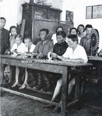 Bij de primitieve volkeren van Russisch-Azi. Oiroten en blanke kinderen op school