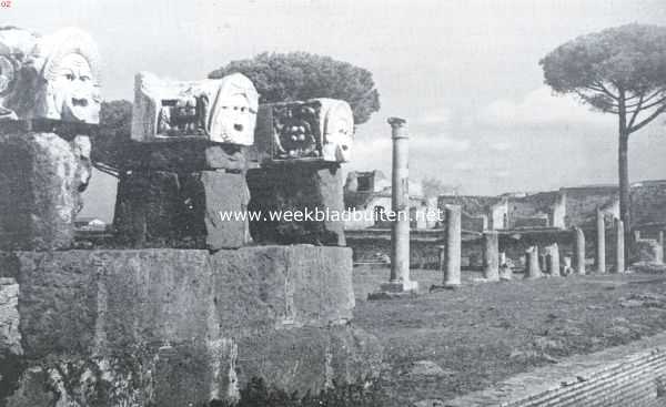 Itali, 1935, Ostia, Naar de stad op de zeven heuvelen. Maskers als versiering van het antieke theater te Ostia