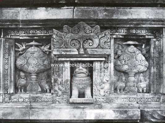 Tempelschoonheid in Java. Versiering aan den buitenwand van den Shiwatempel, behoorend tot het tempelcomplex van Prambanan