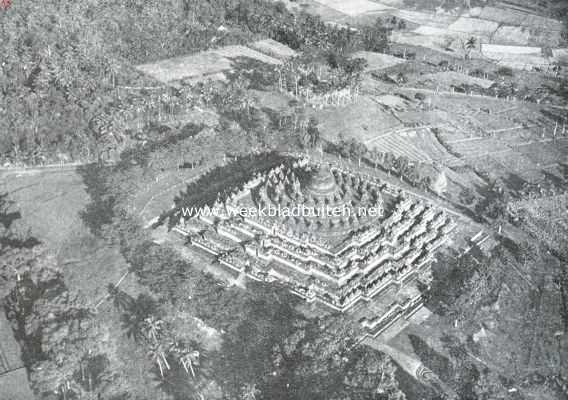 Indonesi, 1935, Borobudur, Tempelschoonheid in Java. Luchtfoto van den Boroboedoer