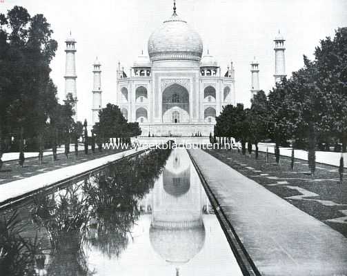 India, 1935, Agra, Indische vorstinnen. De Tadzj Mahal te Agra. Achter de deur, die men in het midden open ziet, bevindt zich het grafmonument op nevenstaande afbeelding