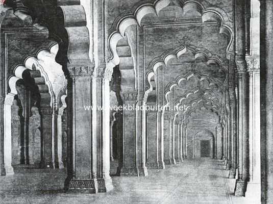 India, 1935, Agra, Indische vorstinnen. De Parelmoskee in het fort te Agra