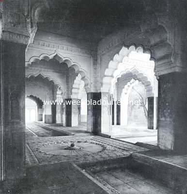 India, 1935, Delhi, Indische vorstinnen. Rang Mahal in het fort te Delhi