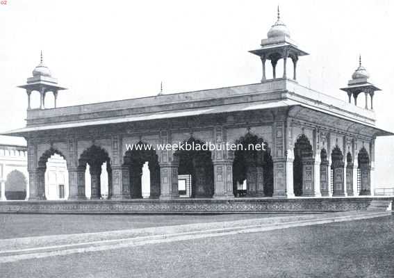 India, 1935, Delhi, Indische vorstinnen. De Diwan-I-Chas, audintiezaal der groot-mogols in het fort te Delhi, mede een der mooiste bouwwerken uit de Mogol-periode