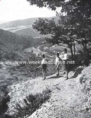 Duitsland, 1935, Onbekend, Drie jeugdige Nederlandsche toeristen op Marinhh bij Heimbach in den Eifel, in het dal van de Roer