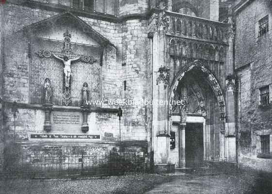 Limburg, 1935, Meerssen, Een plaats van historische beteekenis: Meerssen. Gedeelte van den noordelijken gevel der St. Bartholomeskerk, met kruisigingsgroep en portaal, te Meerssen