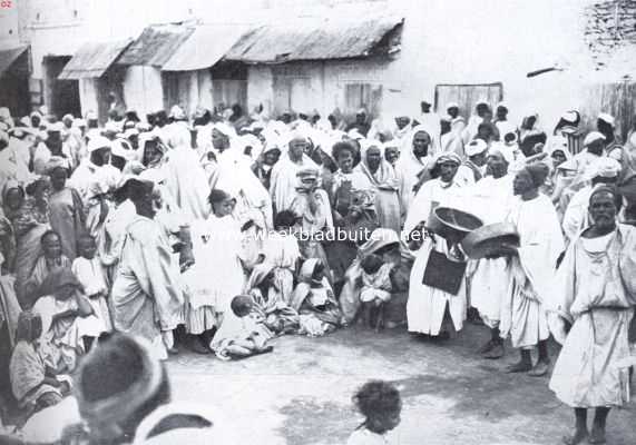 Marokko, 1936, Marrakesh, Volksdichters en kunstenmakers op een plein te Marrakesj