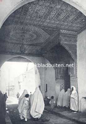 Marokko, 1936, Fez, Doorgang met overdekte ingang aan de Moelay Idrismoskee te Fez