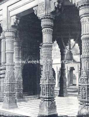India, 1936, Varanasi, In den aan Doerga gewijden, zgn. Apen-tempel te Benares (aldus genaamd omdat er zeer vele apen in dezen tempel huizen)
