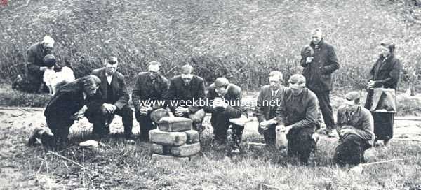 Overijssel, 1936, Onbekend, De brooduitdeeling op den Ageler Esch. Het gebed voor de uitdeeling