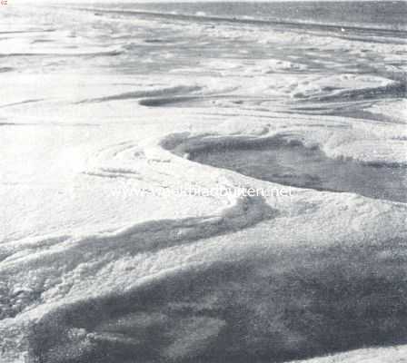 Nederland, 1936, Onbekend, Bevroren zeeschuim aan de kust