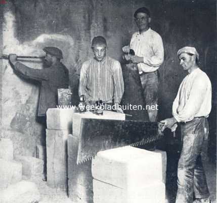 Limburg, 1936, Geulhem, Blokbrekers aan het werk in de mergelgroeve te Geulhem