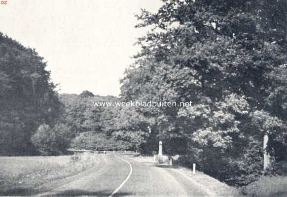 Nederland, 1936, Onbekend, Verfstreep in het midden van den weg als geleiding voor het verkeer, de bochten zijn bovendien met lage witte paaltjes aangeduid. In het landschap zijn deze weinig storend