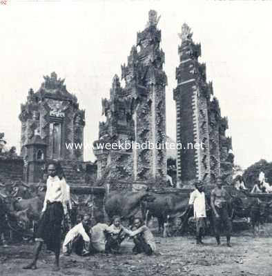 Veekeuring voor de tempelpoort te Singaradja (Bali)