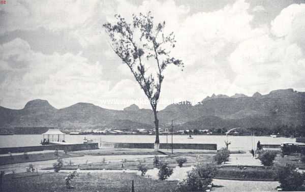 Mauritius, 1936, Onbekend, Port Louis van de zeezijde gezien. De hoogste top op den achtergrond is de Pieter Both (ruim 800 M). Op een na de hoogste spits van het eiland