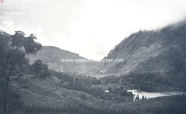 Frankrijk, 1936, Hell-bourg, Bergweide, met meertje, pijnboomen en watervallen bij Hellbourg op La Runion