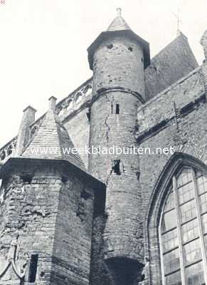 De kerk van Zaltbommel. De top van den gesloten toren en de uilentoren aan de Zuidzijde der kerk tusschen kerk en koor. Men lette op den vervallen toestand