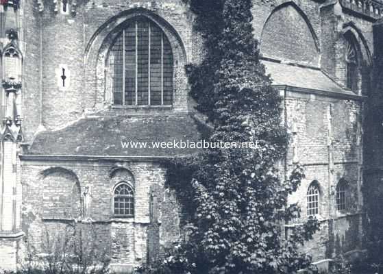 Gelderland, 1936, Zaltbommel, De kerk van Zaltbommel. De kapellen ten zuiden van den toren (links nog zichtbaar): links het knekelhuis, rechts het van Rossemskoortje