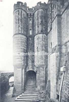 Mont Saint Michel. Het Chatelet, de ingang van de abdijgebouwen (begin 15e eeuw) op den Mont Saint Michel