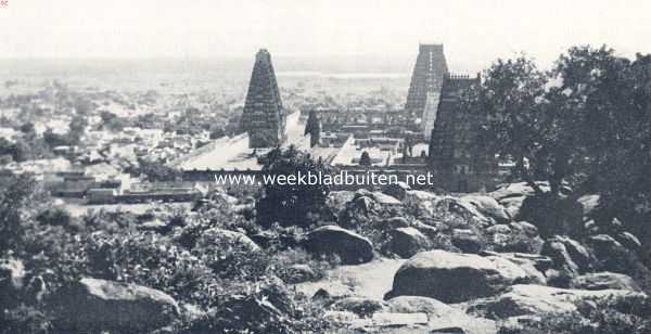 Een tempelstad in Voor-Indi. Het complex van den grooten tempel te Tiroevannamalai, gezien van de eerste helling van den heiligen berg
