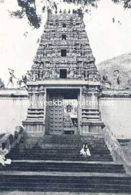 India, 1936, Tirruvannamalai, Een tempelstad in Voor-Indi. Ingangspoort van een tempel te Tiroevannmalai