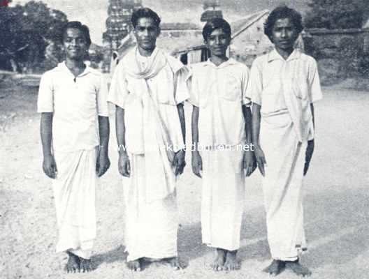 India, 1936, Tirruvannamalai, Een tempelstad in Voor-Indi. Brahmaansche schooljongen te Tiroevannmalai