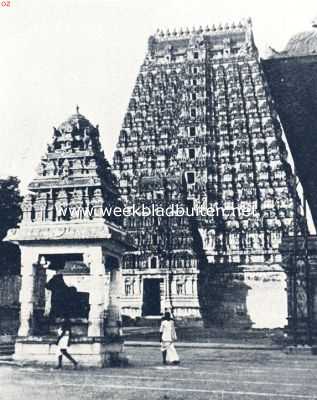 India, 1936, Tirruvannamalai, Een tempelstad in Voor-Indi. Een groote en een kleine tempelpoort te Tiroevannmalai, op den voorgrond de stier van Shiva. De groote tempel doet aan oude Egyptische denken