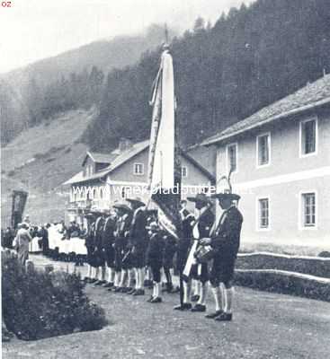 Een processie in de bergen. De processie wordt opgesteld