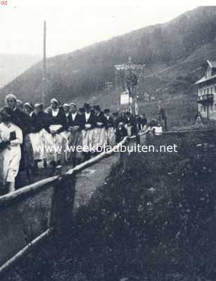 Oostenrijk, 1936, Onbekend, Een processie in de bergen. Onderweg