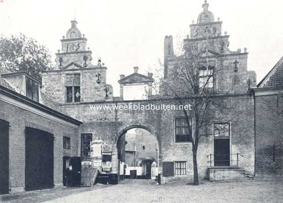 De stadszijde der Noord-Havenpoort (1599) te Zierikzee met woningen in de poortgang