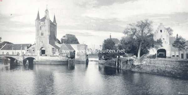 Zeeland, 1936, Zierikzee, De Zuid-Havenpoort (einde 15e eeuw) met ophaalbrug en de landzijde der Noord-Havenpoort