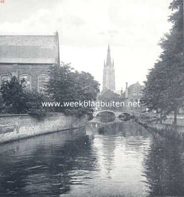 Zwerktochten door Vlaanderen. Bij het Begijnhof te Brugge. Op den achtergornd de toren der O.L. Vrouwekerk