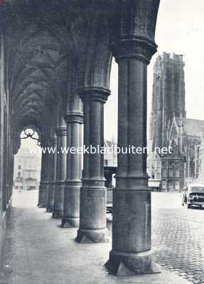 Belgi, 1936, Mechelen, De St. Romboutskerk, te Mechelen, gezien van de colonade van het stadhuis