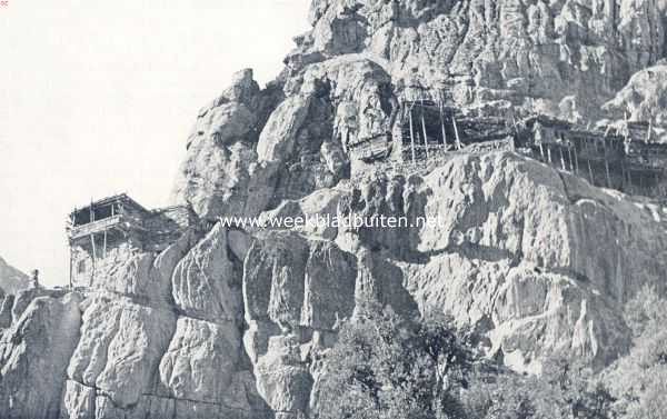 Onbekend, 1936, Onbekend, Het dorp Aspit in Centraal-Noeristan, welks huizen als zwaluwnesten tegen de rotsen geplakt zijn. De richels in de rotsen zijn de moeizaam uitgehouwen toegangswegen