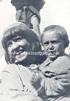 Pakistan, 1936, Chitral, In Noeristan, vrouw met kind uit Chitral