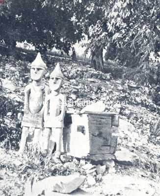 Pakistan, 1936, Brumboret, Kleine afgodsbeelden ter eere der afgestorvenen bij het 