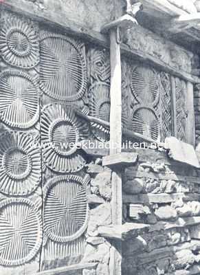 Onbekend, 1936, Onbekend, In Noeristan. Fraai houtsnijwerk aan een huis in Noeristan
