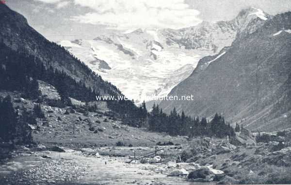 Het dal, waarin de Krimmler Ache haar oorsprong vindt, met het grensgebergte tusschen Itali en Tirol op den achtergrond