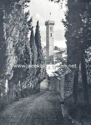 In Fiesole (bij Florence). Op den achtergrond de toren der kathedraal