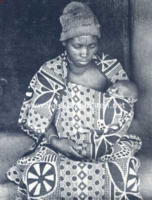 Lesotho, 1936, Onbekend, Basoetoland, het Zuid-Afrikaansche Zwitserland. Basoeto-moeder met  kind in haar schilderachtige wollen kleedij, die haar tegen het kille bergkklimaat beschermt